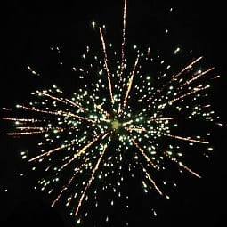 Фейерверк салют «Россия- щедрая душа!» 308 залпов, 1- 1.5" калибр (в двух коробках) Фейерверк салют «Россия- щедрая душа!» 308 залпов, 1- 1.5" калибр (в двух коробках)